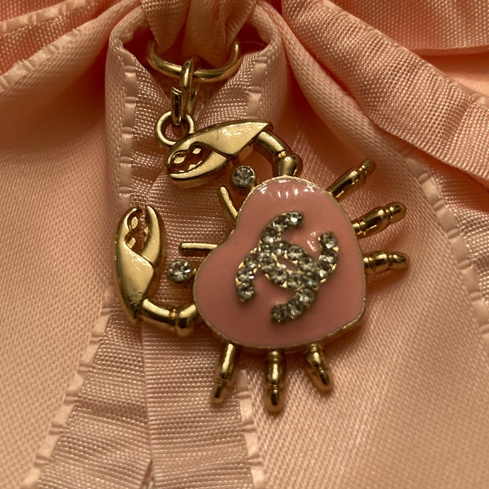 Chanel Fashion charm, pendant, zip pull on A beautiful bow! Adorable crab! - Picture 8 of 9